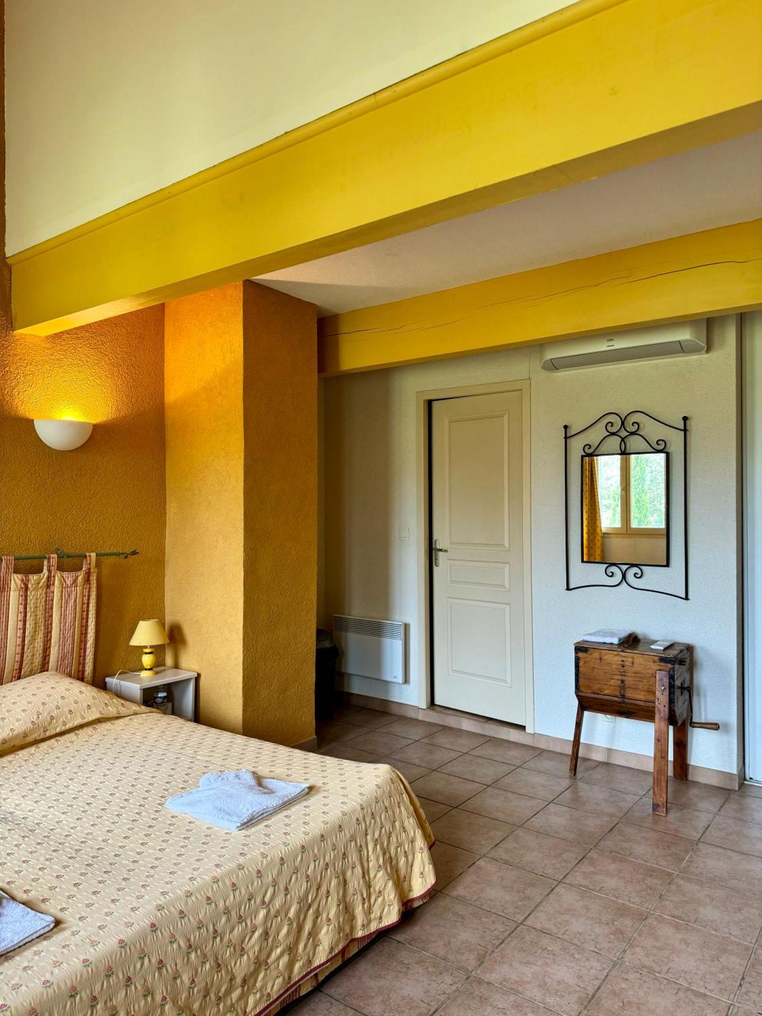 Mas Du Grand Peloux Hotell Port-Saint-Louis-du-Rhône Exteriör bild
