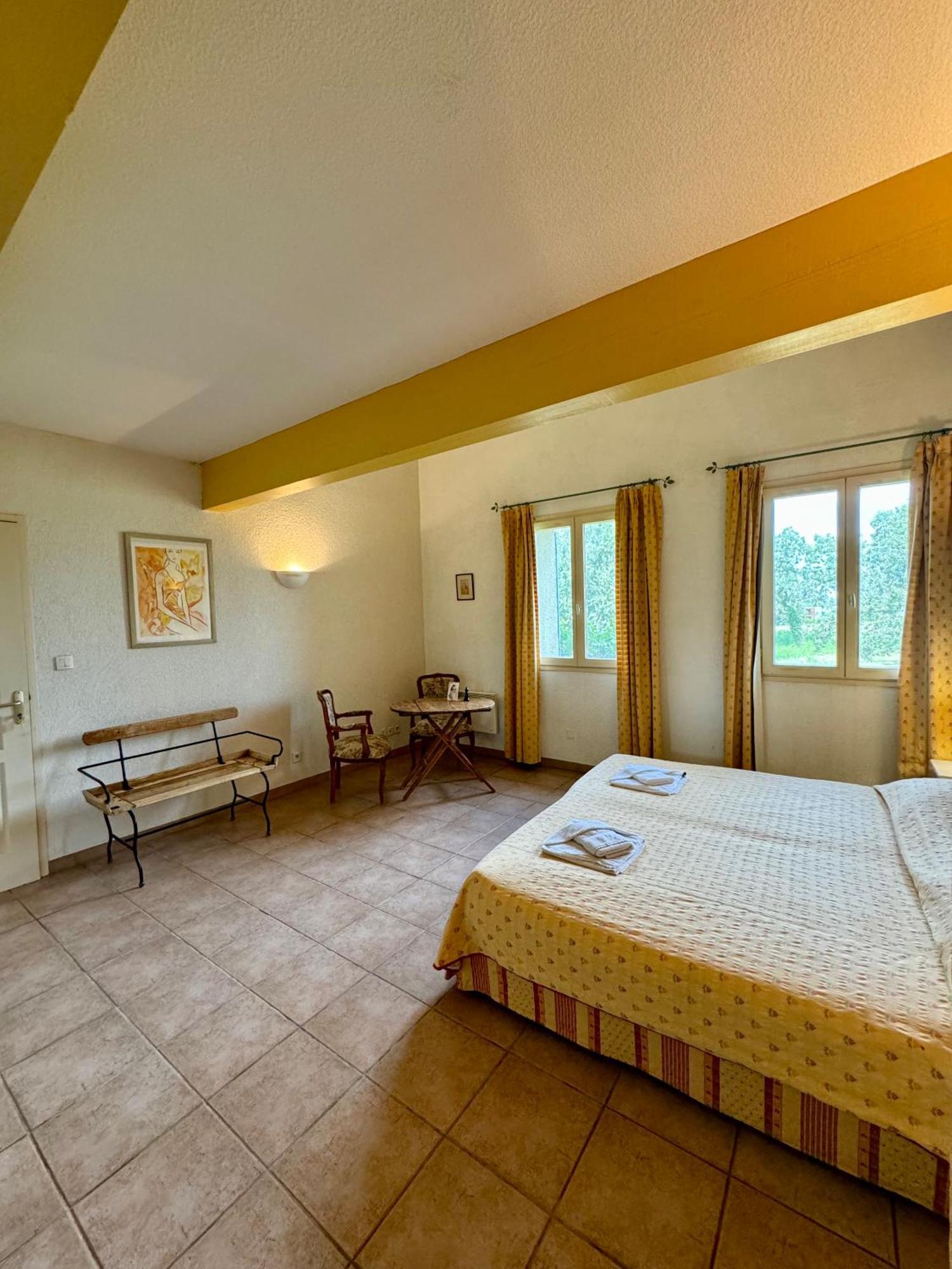 Mas Du Grand Peloux Hotell Port-Saint-Louis-du-Rhône Rum bild