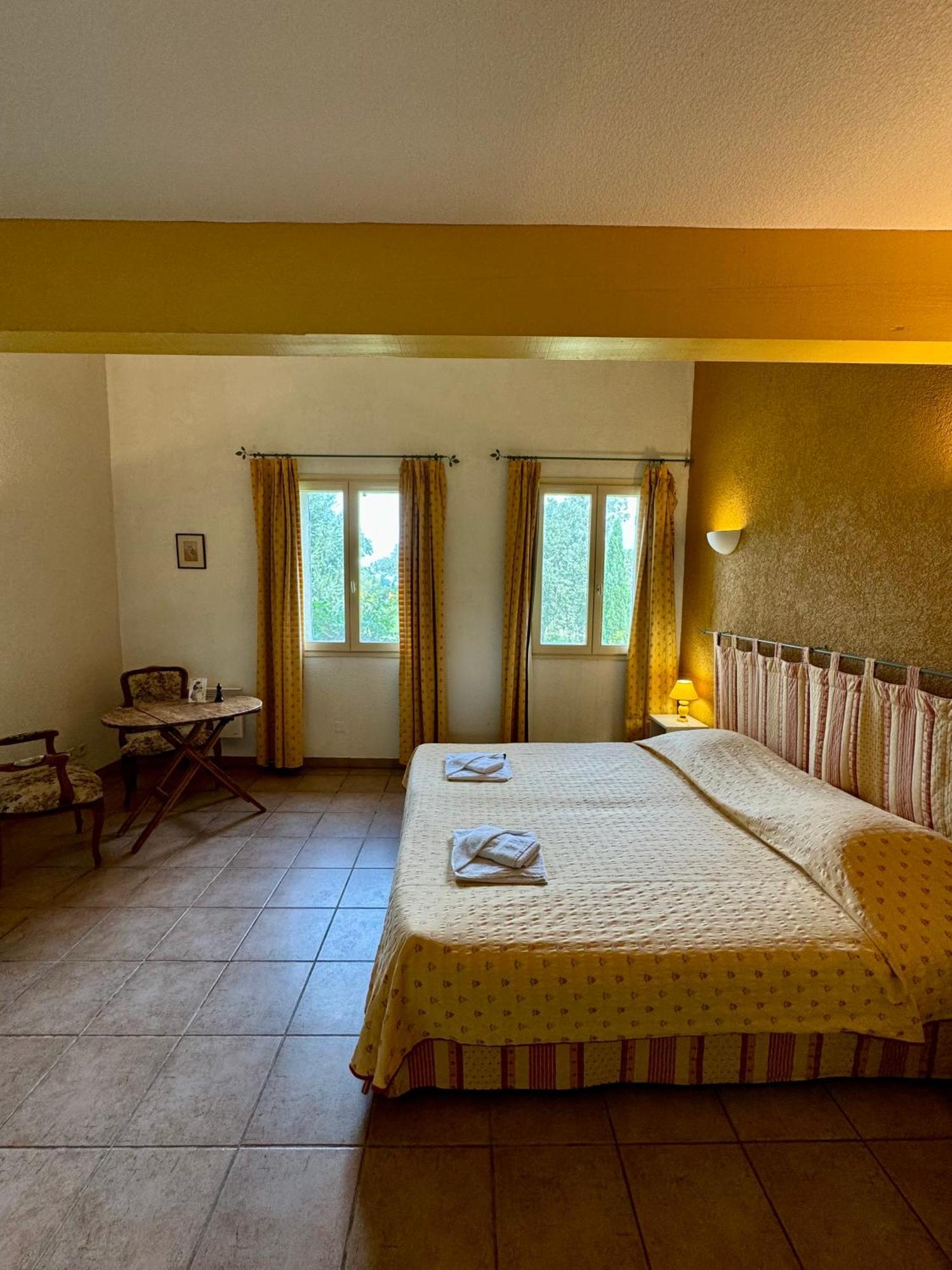 Mas Du Grand Peloux Hotell Port-Saint-Louis-du-Rhône Rum bild