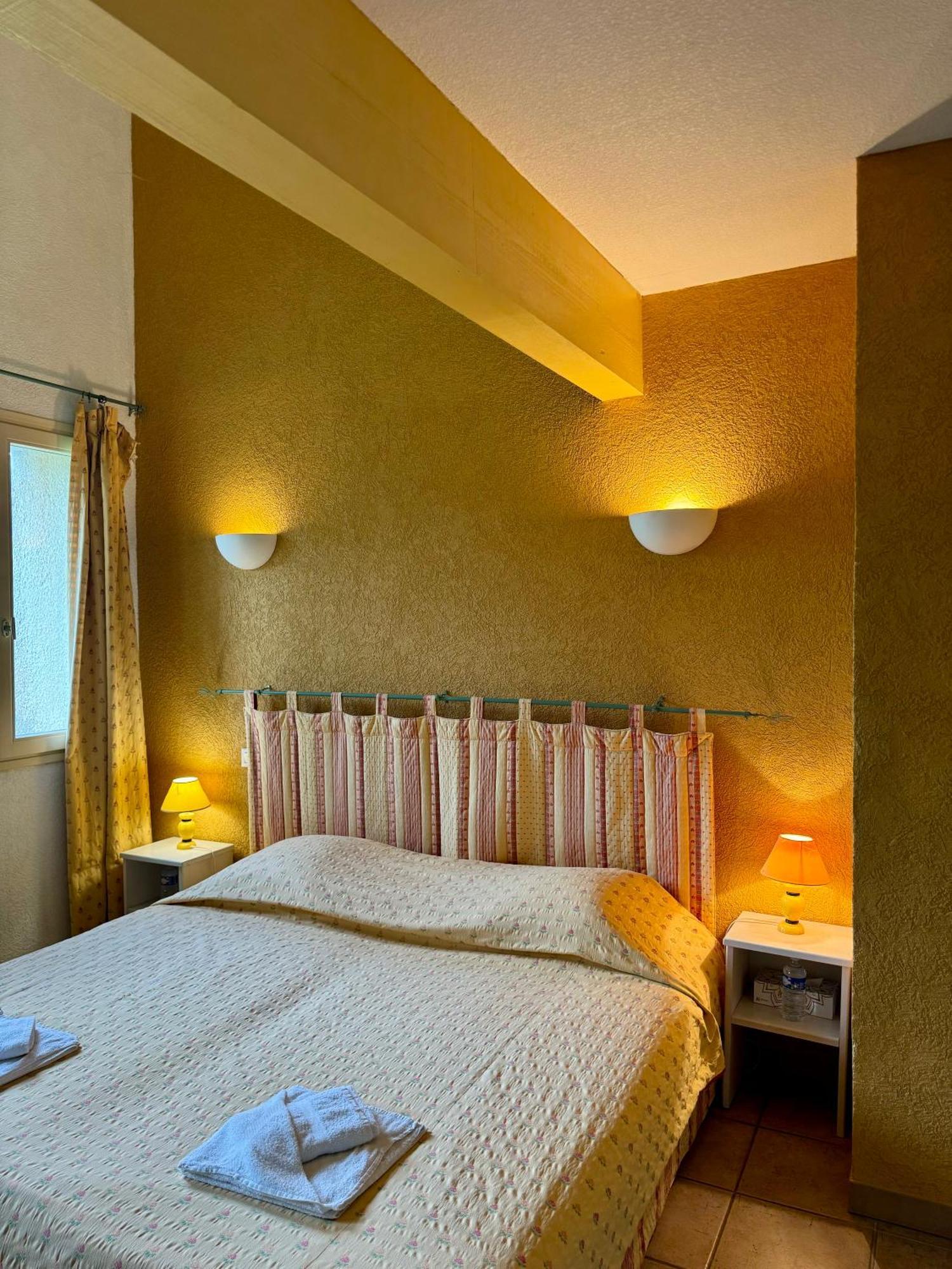 Mas Du Grand Peloux Hotell Port-Saint-Louis-du-Rhône Rum bild