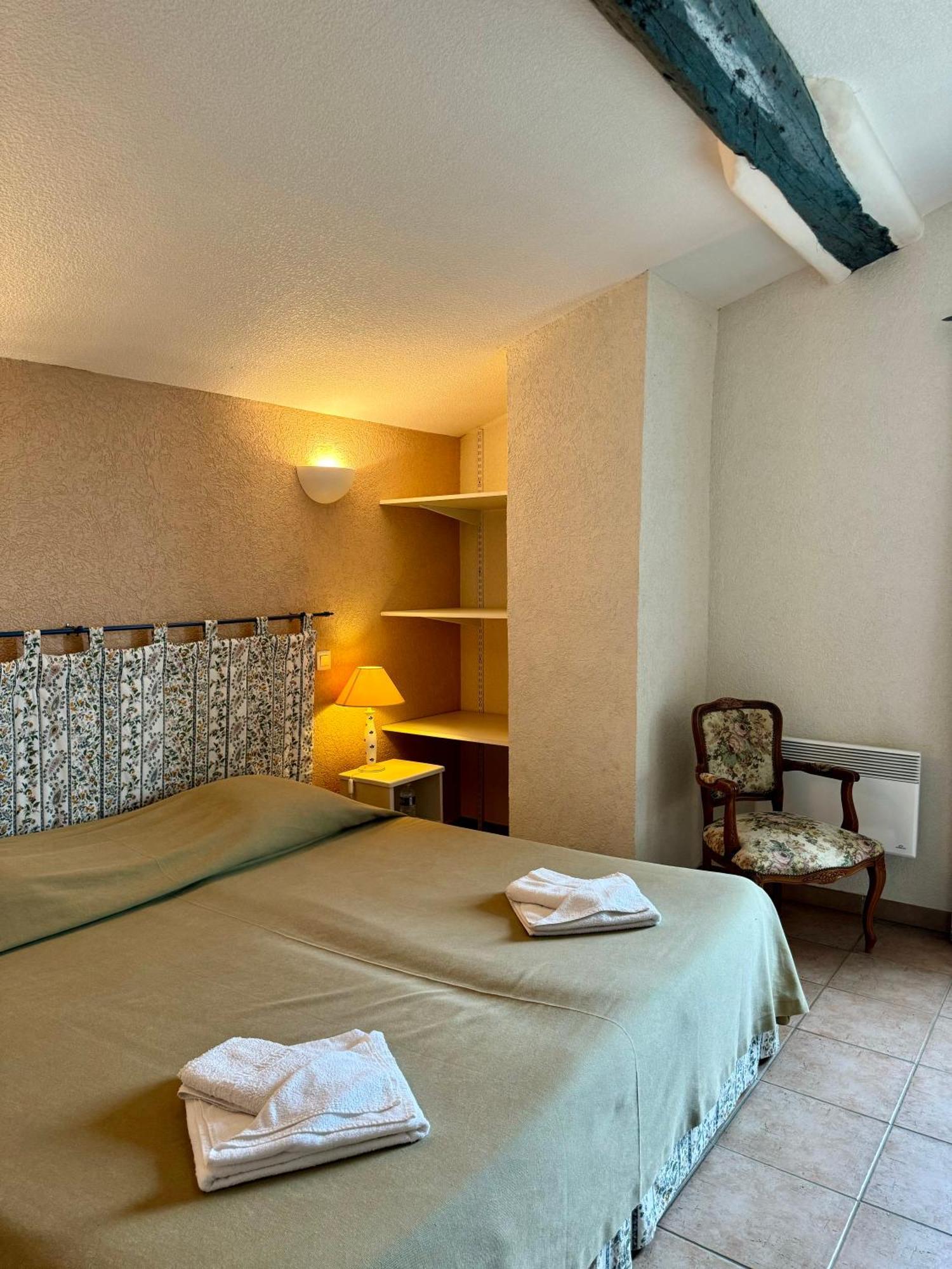 Mas Du Grand Peloux Hotell Port-Saint-Louis-du-Rhône Rum bild