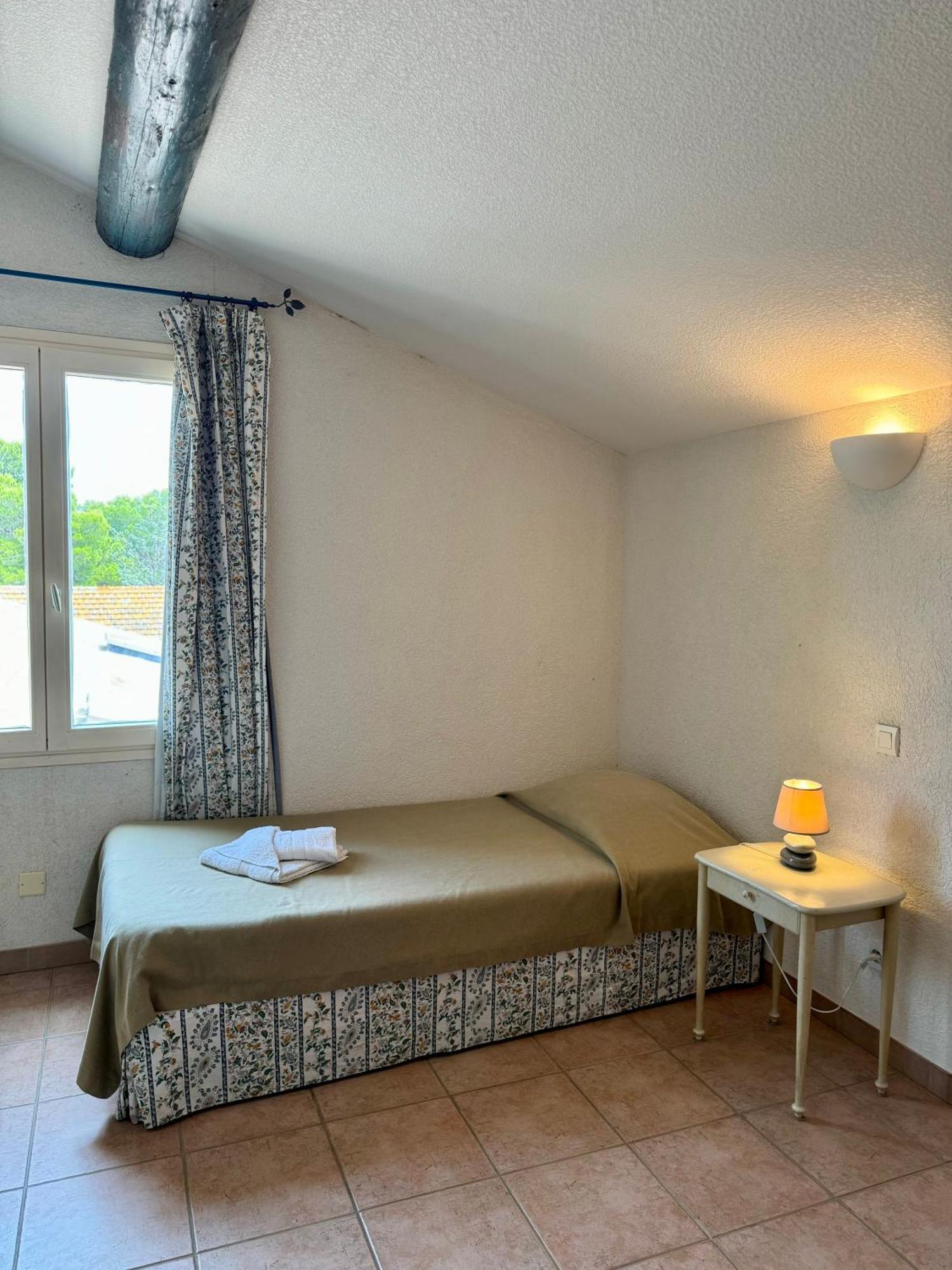 Mas Du Grand Peloux Hotell Port-Saint-Louis-du-Rhône Rum bild