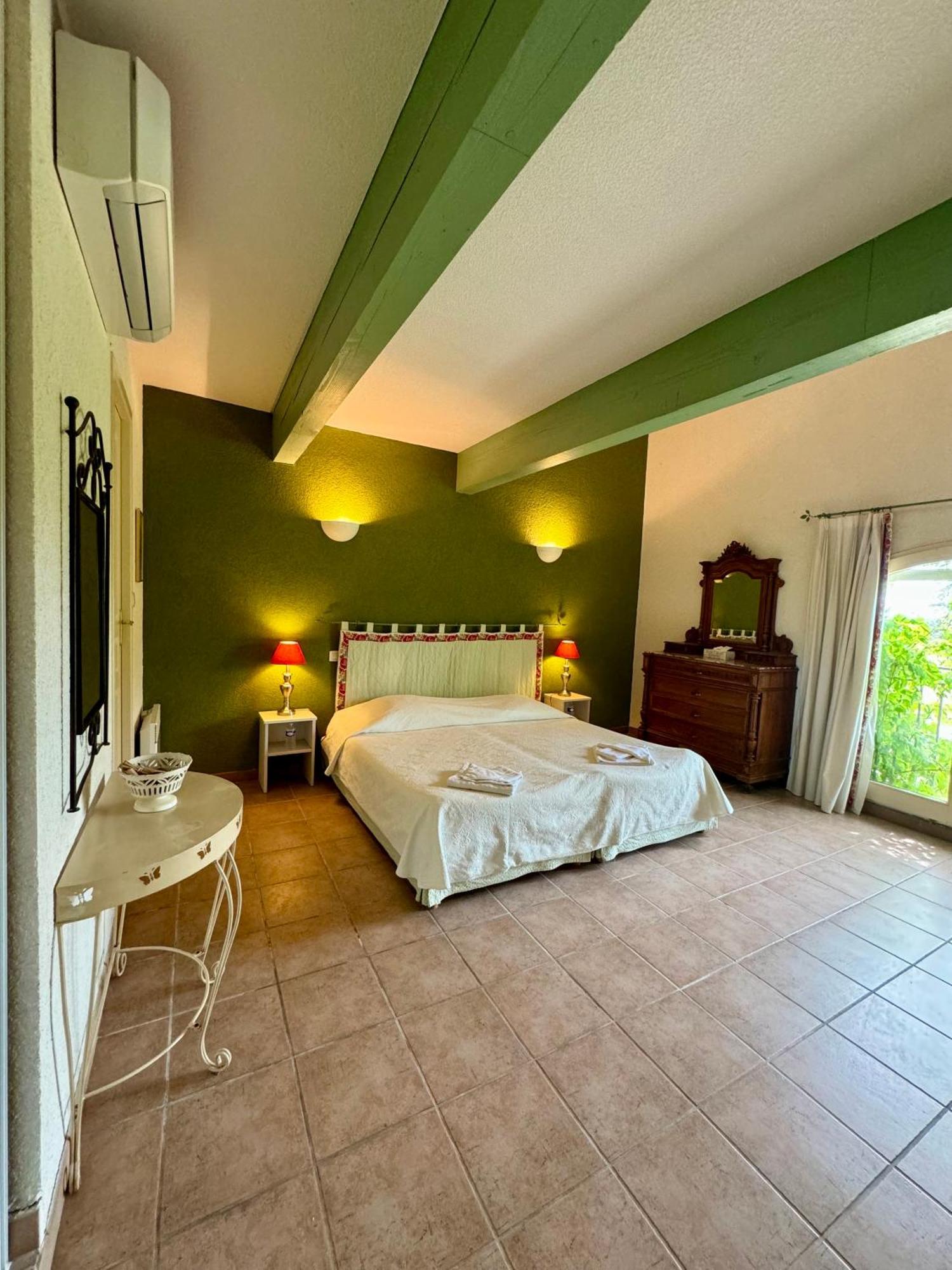 Mas Du Grand Peloux Hotell Port-Saint-Louis-du-Rhône Exteriör bild
